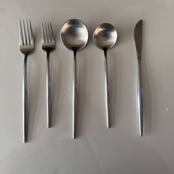 Stainless Steel Flatware Set - 5 Piece Modern Cutlery Set~4 Settings 20 Total - Picture 1 of 1